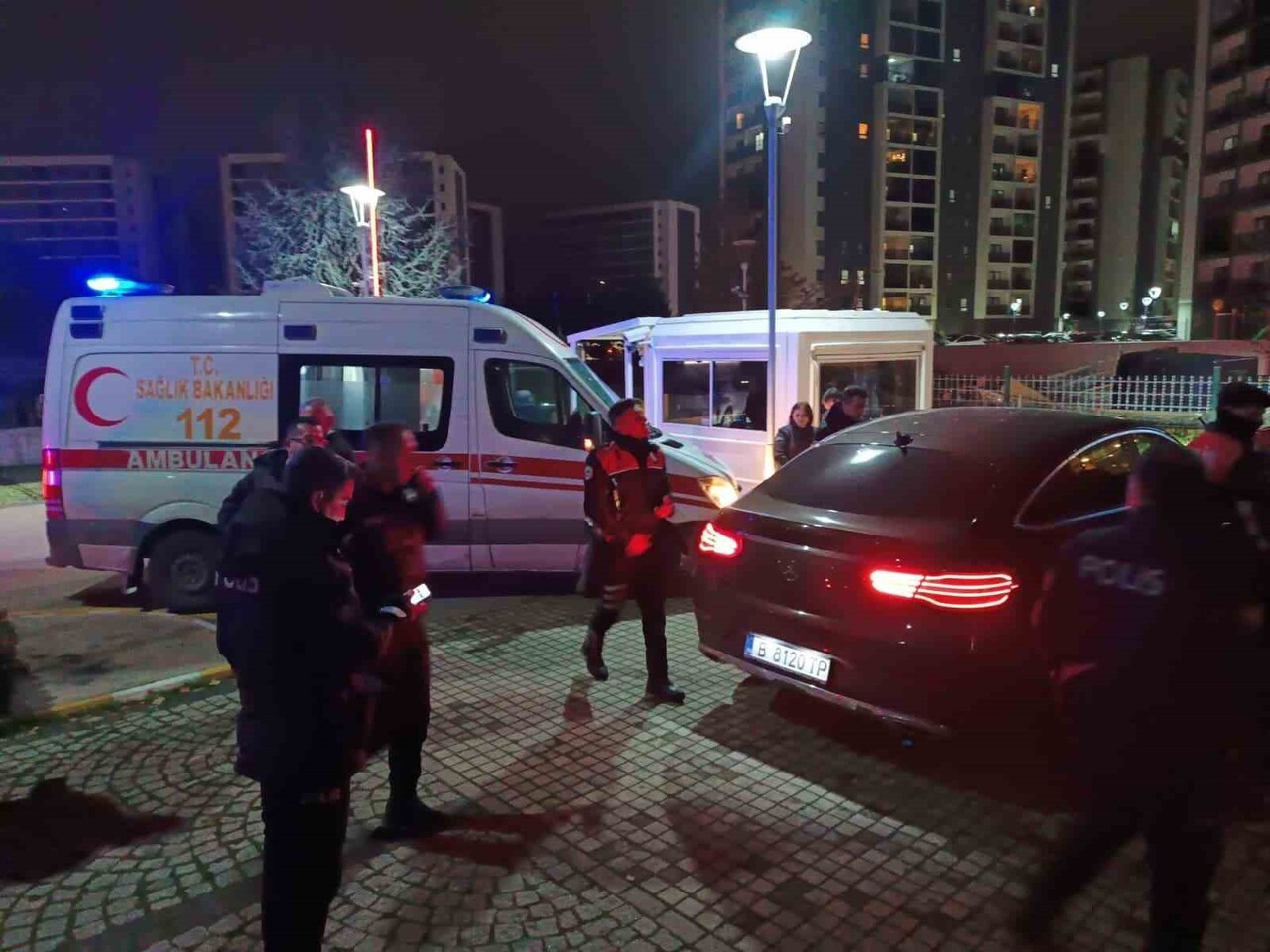 BURSA'DA AKŞAM SAATLERİNDE SİTE GÜVENLİĞİNE SIĞINAN ŞAHIS GÖĞSÜNDEN VURULMUŞ HALDE BULUNDU. HAYATİ...