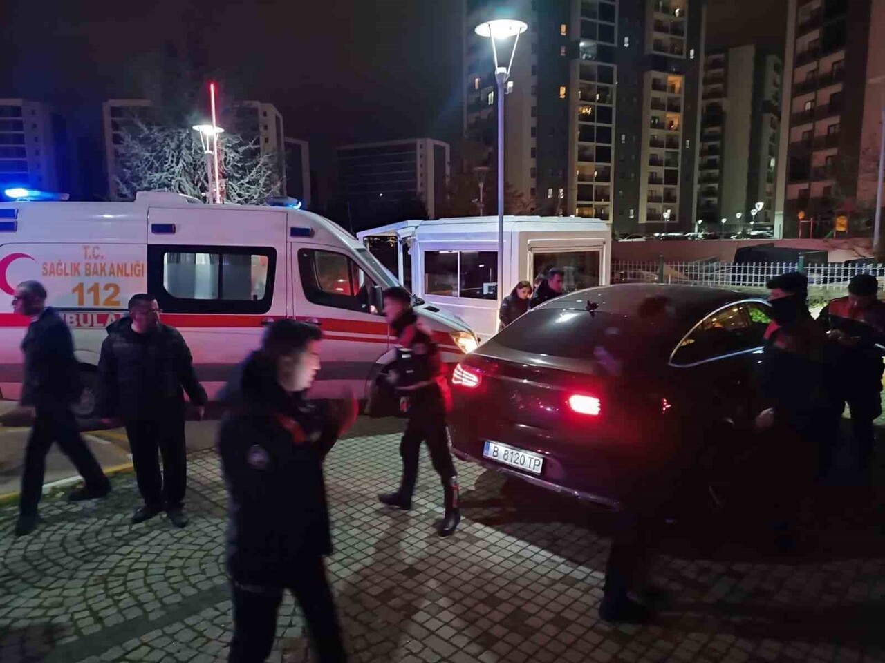 BURSA'DA AKŞAM SAATLERİNDE SİTE GÜVENLİĞİNE SIĞINAN ŞAHIS GÖĞSÜNDEN VURULMUŞ HALDE BULUNDU. HAYATİ...