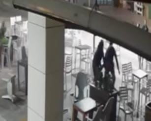 BURSA'DA BABA-OĞULDAN KAN DONDURAN SALDIRI... PALAYLA DEHŞET SAÇTI, 3 KİŞİYİ BIÇAKLADI SERBEST...