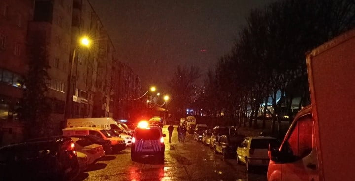 BURSA'DA BİR KİŞİNİN HAREKETSİZ HALDE YATTIĞI İHBARI ÜZERİNE OLAY YERİNE GELEN SAĞLIK EKİPLERİ, 35...