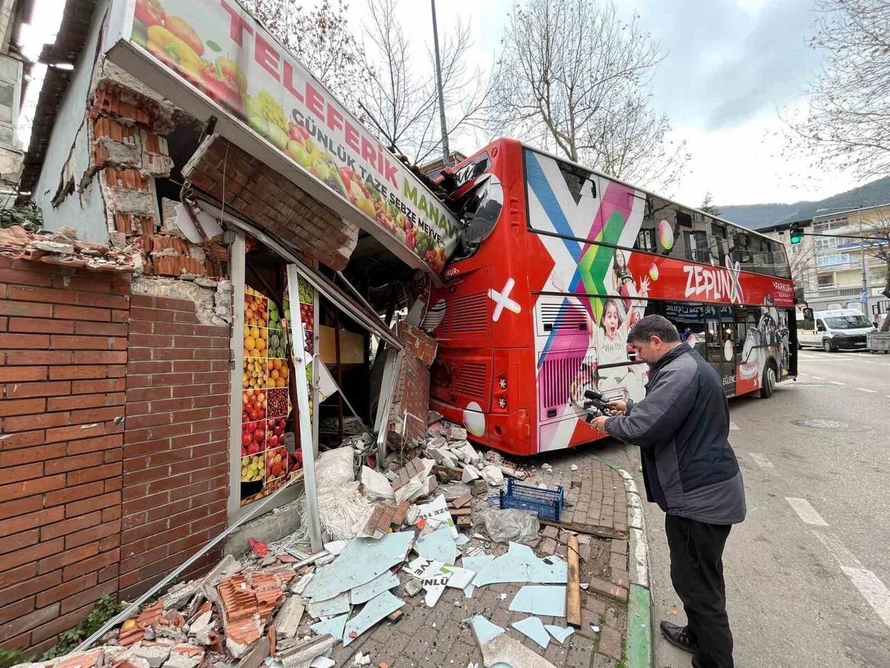 BURSA'DA BİR LİSEDEN ÖĞRENCİ ALMAK İÇİN YANAŞAN TUR OTOBÜSÜ, İMDAT FRENLERİNİN BOŞALMASI ÜZERİNE...