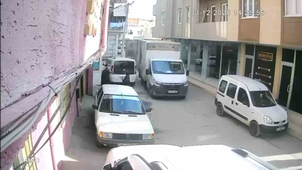 BURSA'DA EKMEK KAMYONETİNİN ARKA KAPISINI AÇIK UNUTAN SÜRÜCÜSÜ, YANINDAN GEÇTİĞİ GENCİ YERE SERDİ....