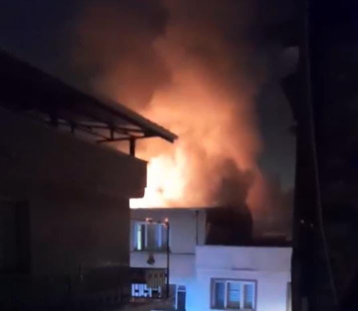 BURSA'DA GECE SAATLERİNDE BİR APARTMANIN ÇATI KATINDA ÇIKAN YANGIN TÜM MAHALLEDE PANİĞE NEDEN...