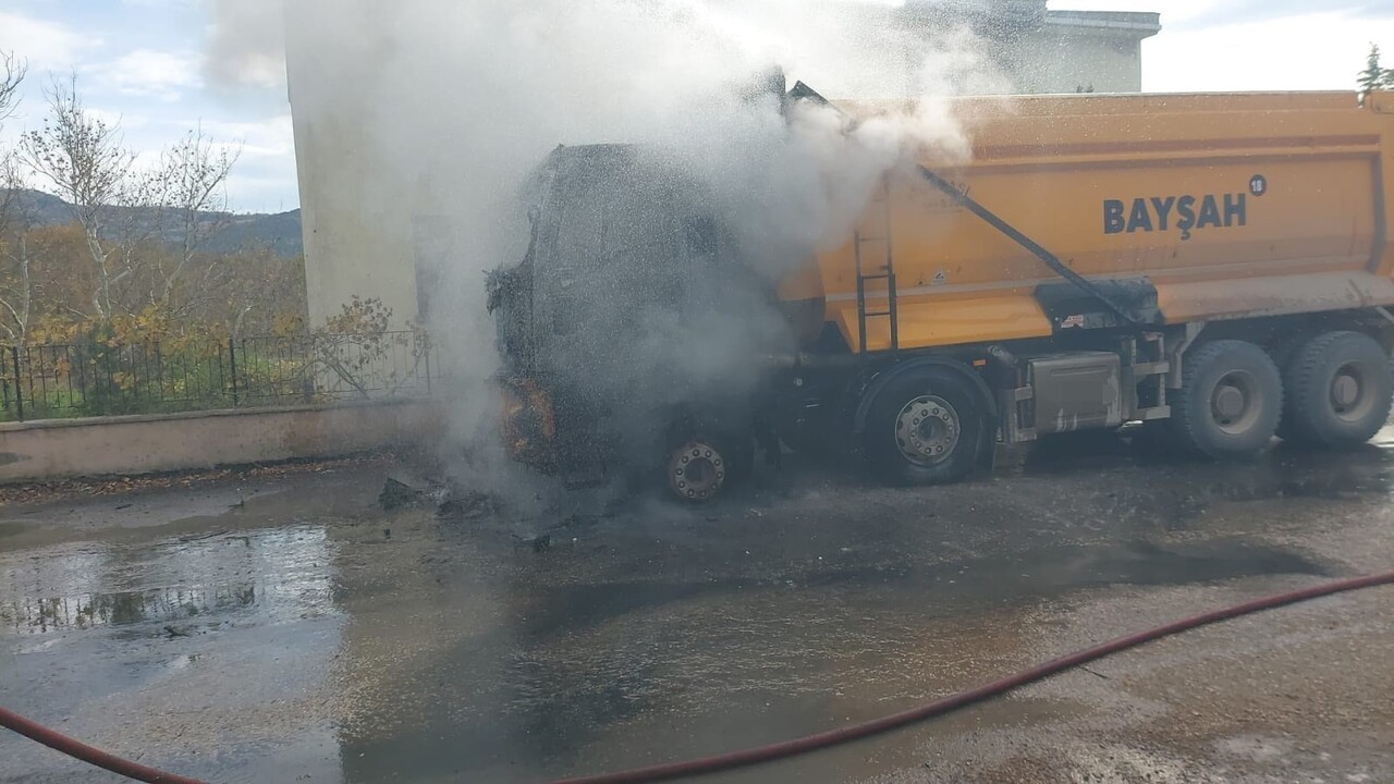 BURSA'DA HAREKET HALİNDEKİ HAFRİYAT KAMYONU ALEV TOPUNA DÖNDÜ. İTFAİYE EKİPLERİNİN MÜHADALE EDEREK...