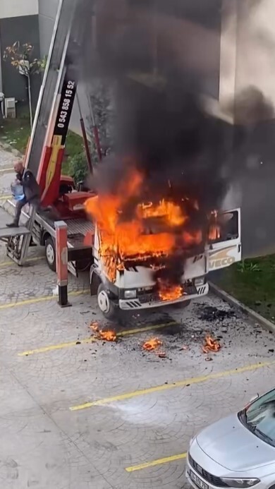 BURSA'DA LÜKS BİR SİTEDE YAPILAN TAŞINMA SIRASINDA 6. KATTAKİ DAİRENİN BALKONUNA EŞYA ÇIKARAN...