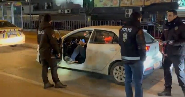 BURSA'DA YILBAŞI ÖNCESİNDE VATANDAŞLARIN HUZUR VE GÜVENLİĞİNİ SAĞLAMAK AMACIYLA TRAFİK VE EĞLENCE...