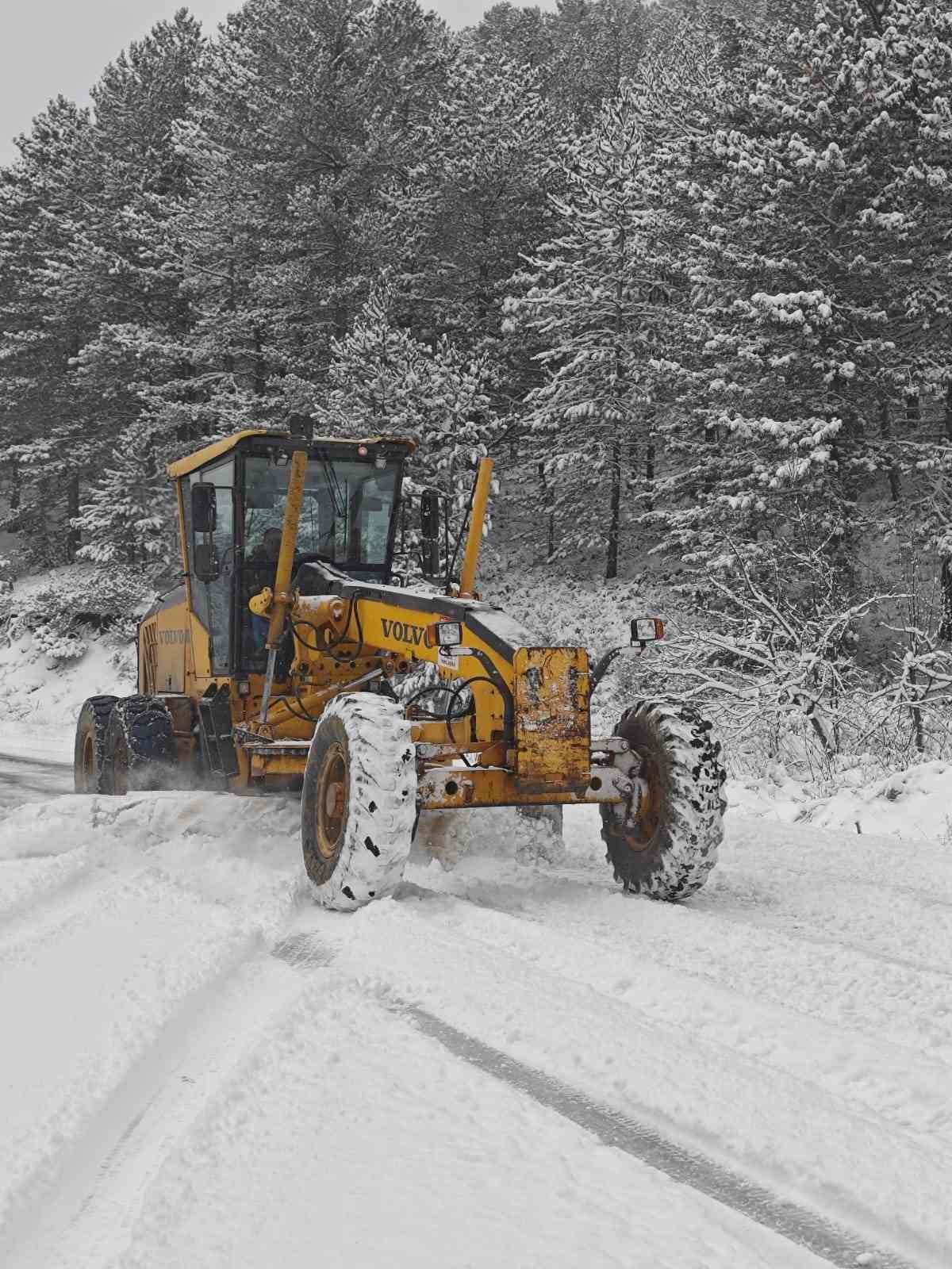 BURSA'DA YOĞUN YAĞIŞ SEBEBİYLE ORHANELİ VE HARMANCIK YOLU TRAFİĞE KAPANDI. İNEGÖL DOMANİÇ...