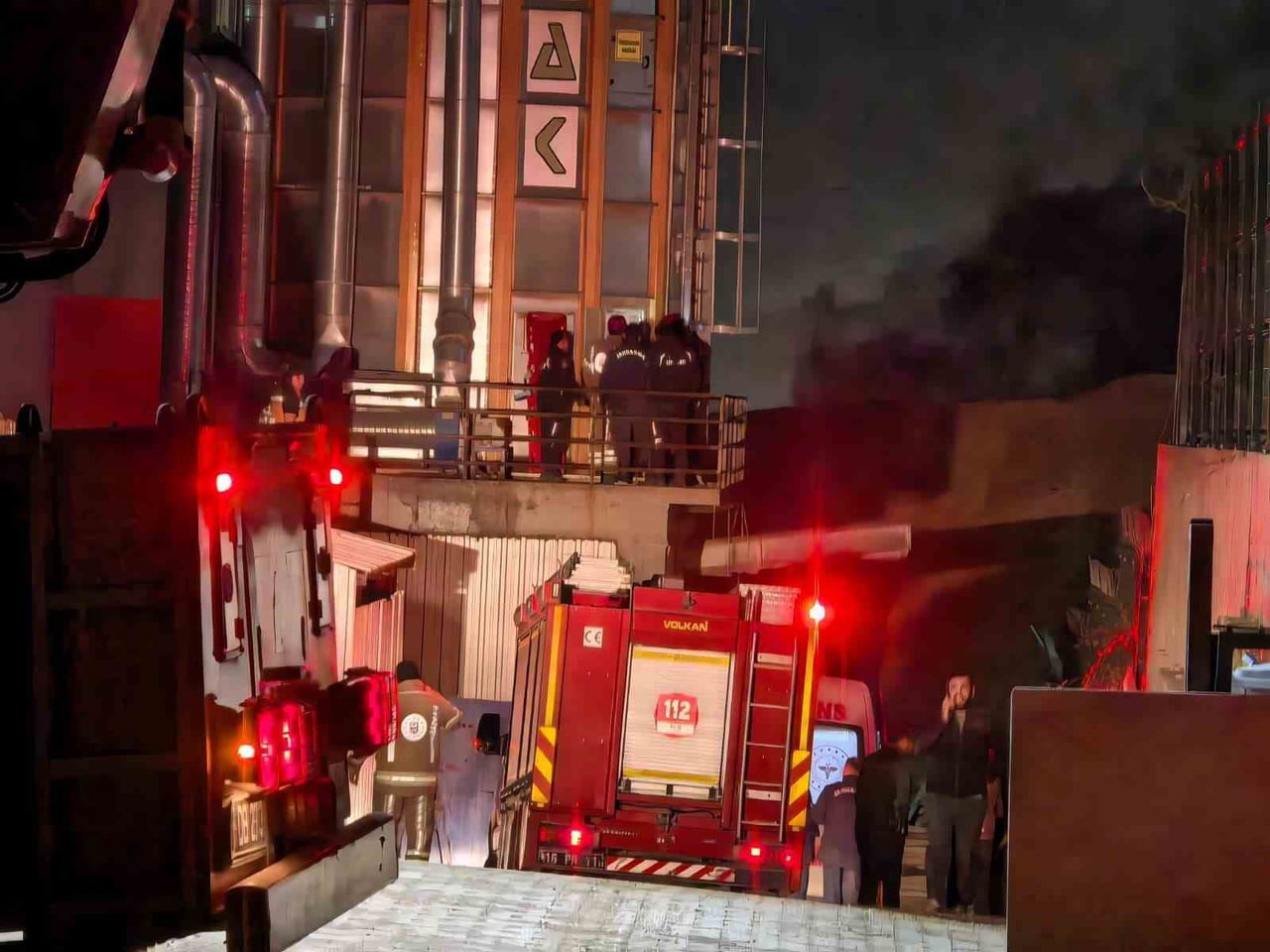 BURSA'NIN İNEGÖL İLÇESİNDE FAALİYET GÖSTEREN BİR MOBİLYA FABRİKASINDA MEYDANA GELEN OLAYDA TALAŞ...