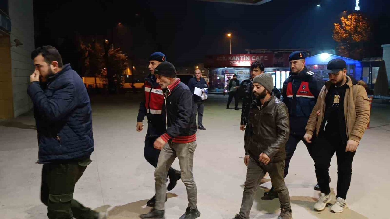 BURSA'NIN İNEGÖL İLÇESİNDE JANDARMA KOMUTANLIĞI EKİPLERİ ÜLKEYE KAÇAK YOLLARLA ÇALIŞMAYA GELEN 8...