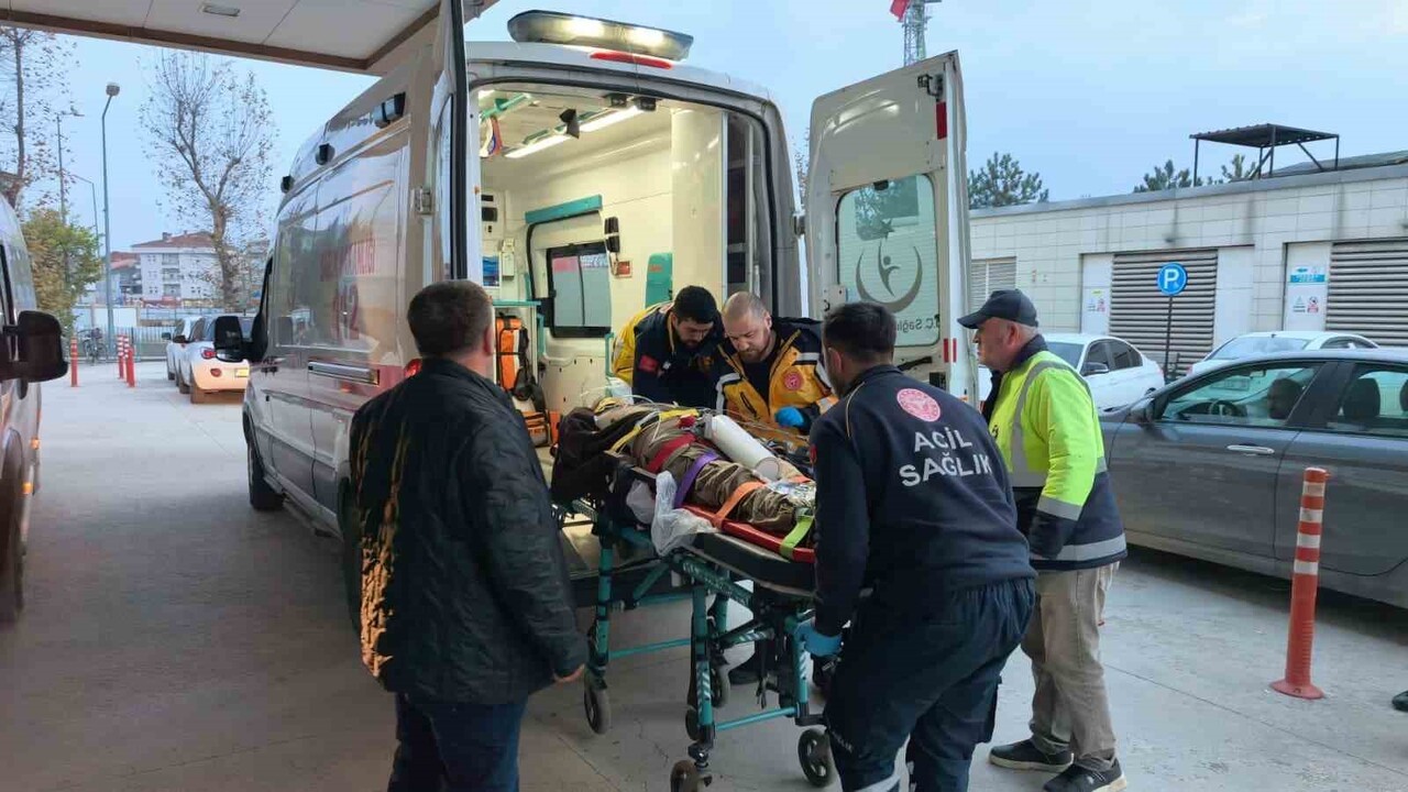 BURSA'NIN İNEGÖL İLÇESİNDE KONTROLDEN ÇIKAN MİNİBÜSÜN ŞARAMPOLE YUVARLANDIĞI KAZADA SÜRÜCÜ AĞIR...