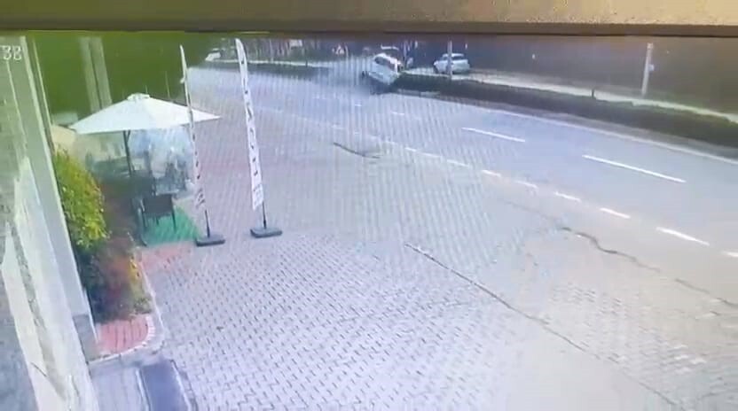 BURSA'NIN İNEGÖL İLÇESİNDE KONTROLDEN ÇIKAN OTOMOBİL, REFÜJE ÇARPIP TAKLA ATARAK SÜRÜKLENDİ. KAZA...