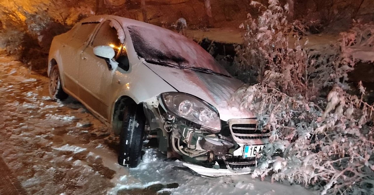 BURSA'NIN İNEGÖL İLÇESİNDE MEYDANA GELEN KAZADA HAFİF TİCARİ ARAÇ İLE OTOMOBİL ÇARPIŞTI: 3'Ü ÇOCUK...