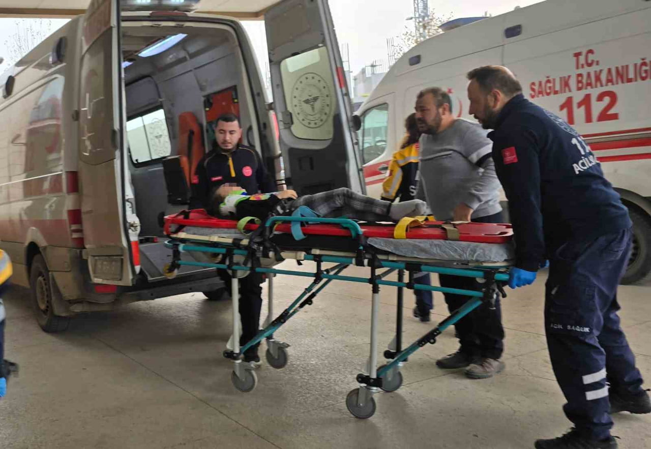 BURSA'NIN İNEGÖL İLÇESİNDE MEYDANA GELEN KAZADA KONTROLDEN ÇIKAN HAFİF TİCARİ ARAÇ AĞACA ÇARPTI;...