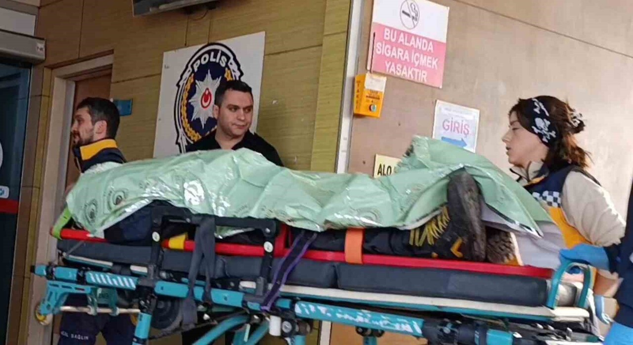 BURSA'NIN İNEGÖL İLÇESİNDE MEYDANA GELEN KAZADA OTOMOBİL EVİN BAHÇE KAPISINA ÇARPTI. KAZA SONUCU...