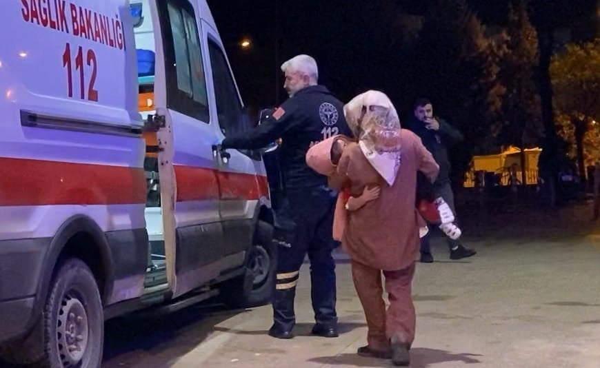 BURSA'NIN İNEGÖL İLÇESİNDE MEYDANA GELEN OLAYDA ÜZERİNE ŞİFONYER DEVRİLEN 3 YAŞINDAKİ ÇOCUK AĞIR...