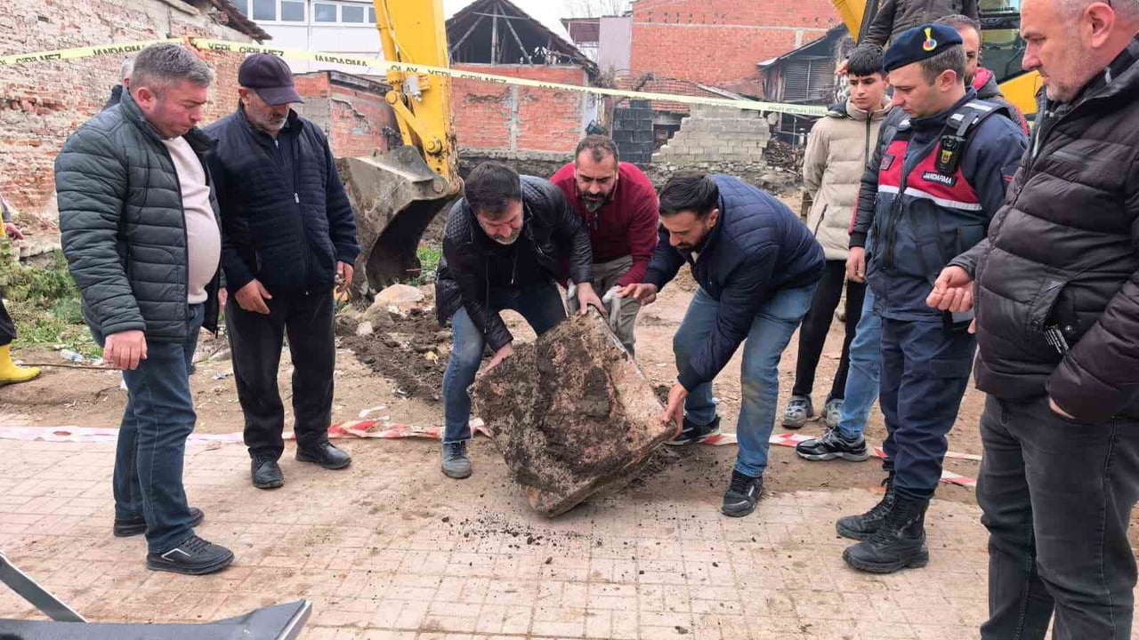 BURSA'NIN İNEGÖL İLÇESİNDE SİTE İNŞAATI İÇİN YAPILAN TEMEL KAZISINDA TARİHİ ESER MEZAR KALINTILARI...