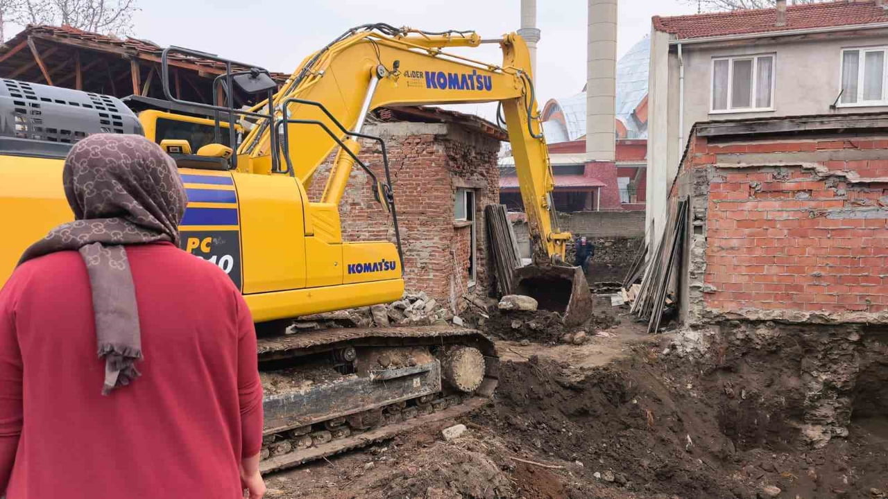 BURSA'NIN İNEGÖL İLÇESİNDE SİTE İNŞAATI İÇİN YAPILAN TEMEL KAZISINDA TARİHİ ESER MEZAR KALINTILARI...