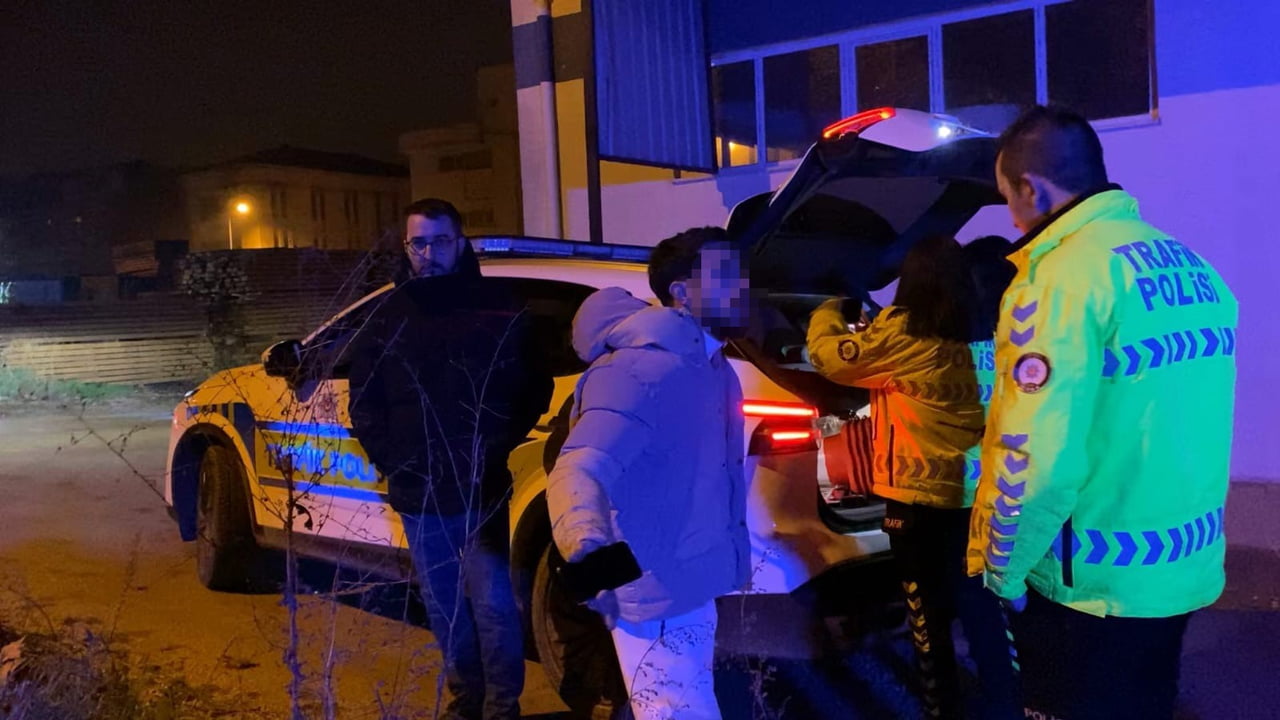 BURSA'NIN İNEGÖL İLÇESİNDE TRAFİK POLİSLERİNİN DURDURDUĞU ALKOLLÜ SÜRÜCÜ VE ARKADAŞI EKİPLERE ZOR...