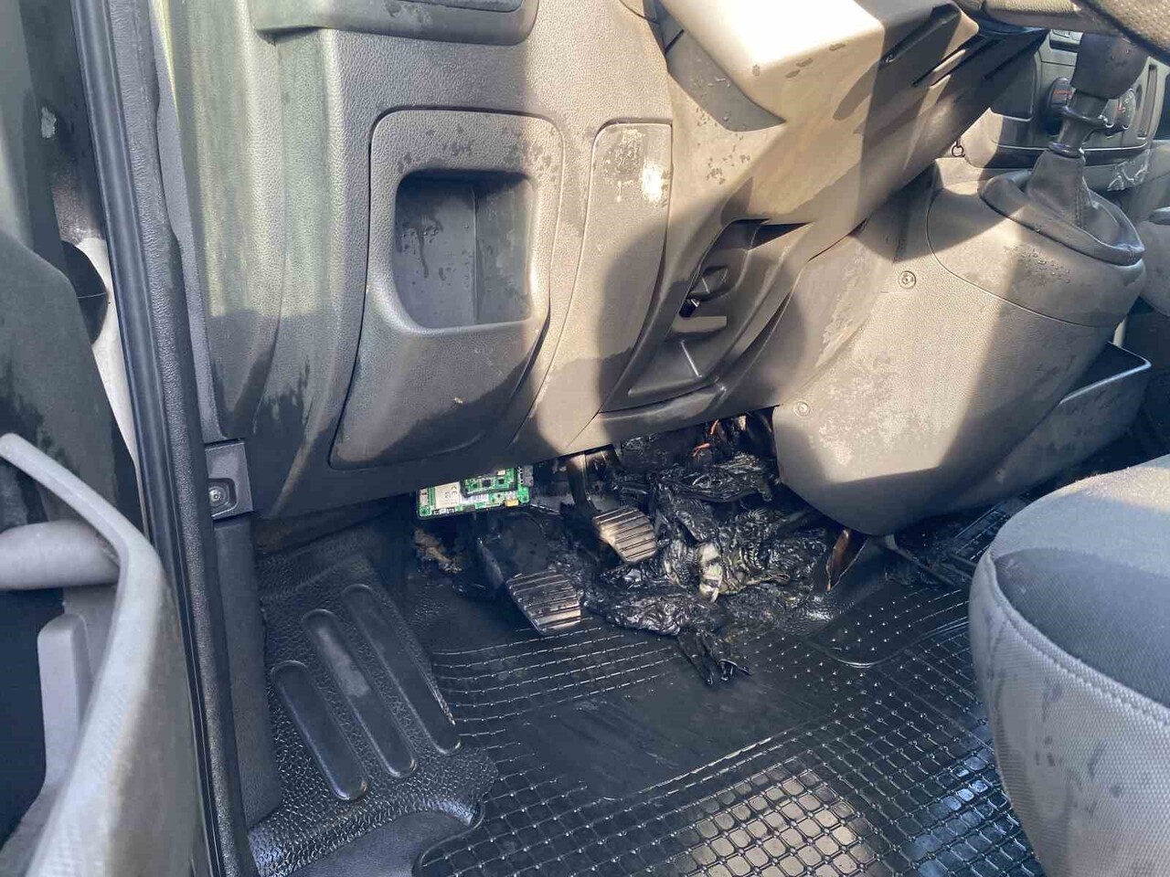 BURSA'NIN MUDANYA İLÇESİNDE BİR MİNİBÜS  YÜK TAŞIDIĞI ESNADA MOTOR KISMINDAN ALEV ALDI. YANAN...