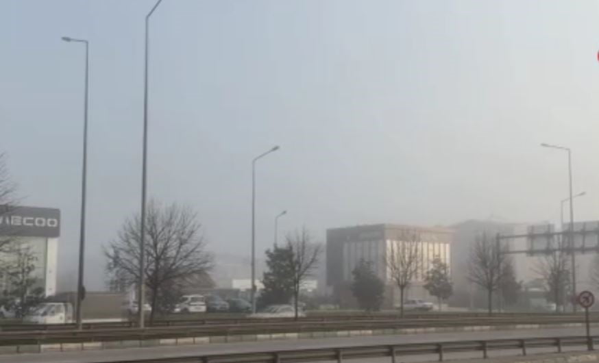 BURSA-BALIKESİR KARAYOLUNDA SABAH SAATLERİNDE ETKİLİ OLAN YOĞUN SİS, SÜRÜCÜLERE ZOR ANLAR YAŞATTI....