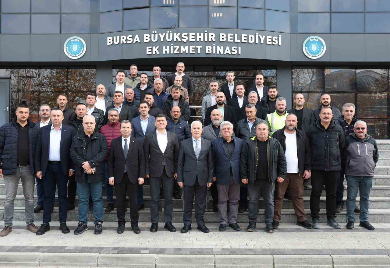 BURSA BÜYÜKŞEHİR BELEDİYE BAŞKANI MUSTAFA BOZBEY, KENTİN DÖRT BİR YANINDA SAHADA ÇALIŞAN ULAŞIM...