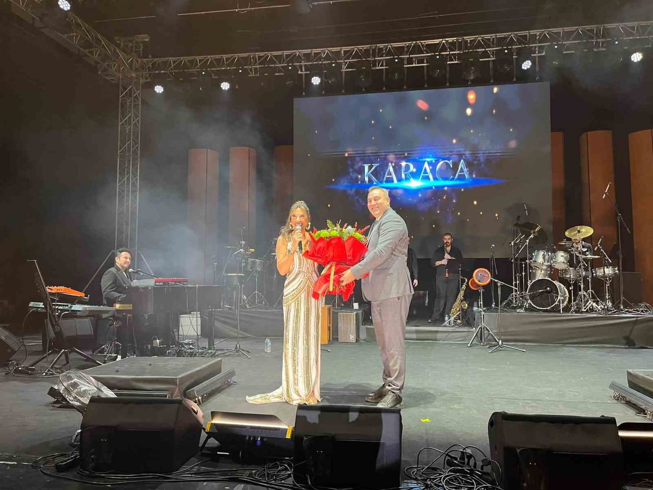 BURSA BÜYÜKŞEHİR BELEDİYESİ BAŞKANVEKİLİ MEHMET AYDIN SALDIZ TARAFINDAN SANATÇI IŞIN KARACA’YA...