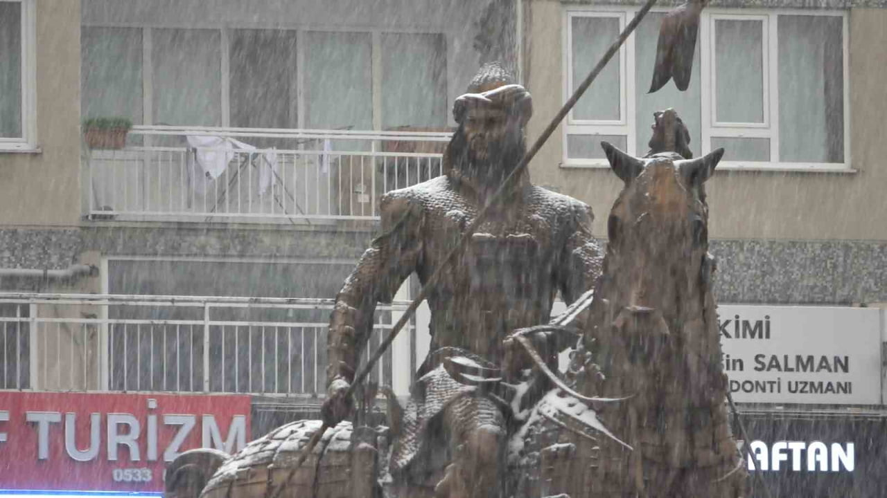 BURSA’DA 2025 YILININ SON GÜNÜNDE ÖĞLE SAATLERİNDE BAŞLAYAN KAR YAĞIŞI, KISA SÜREDE ETKİSİNİ...