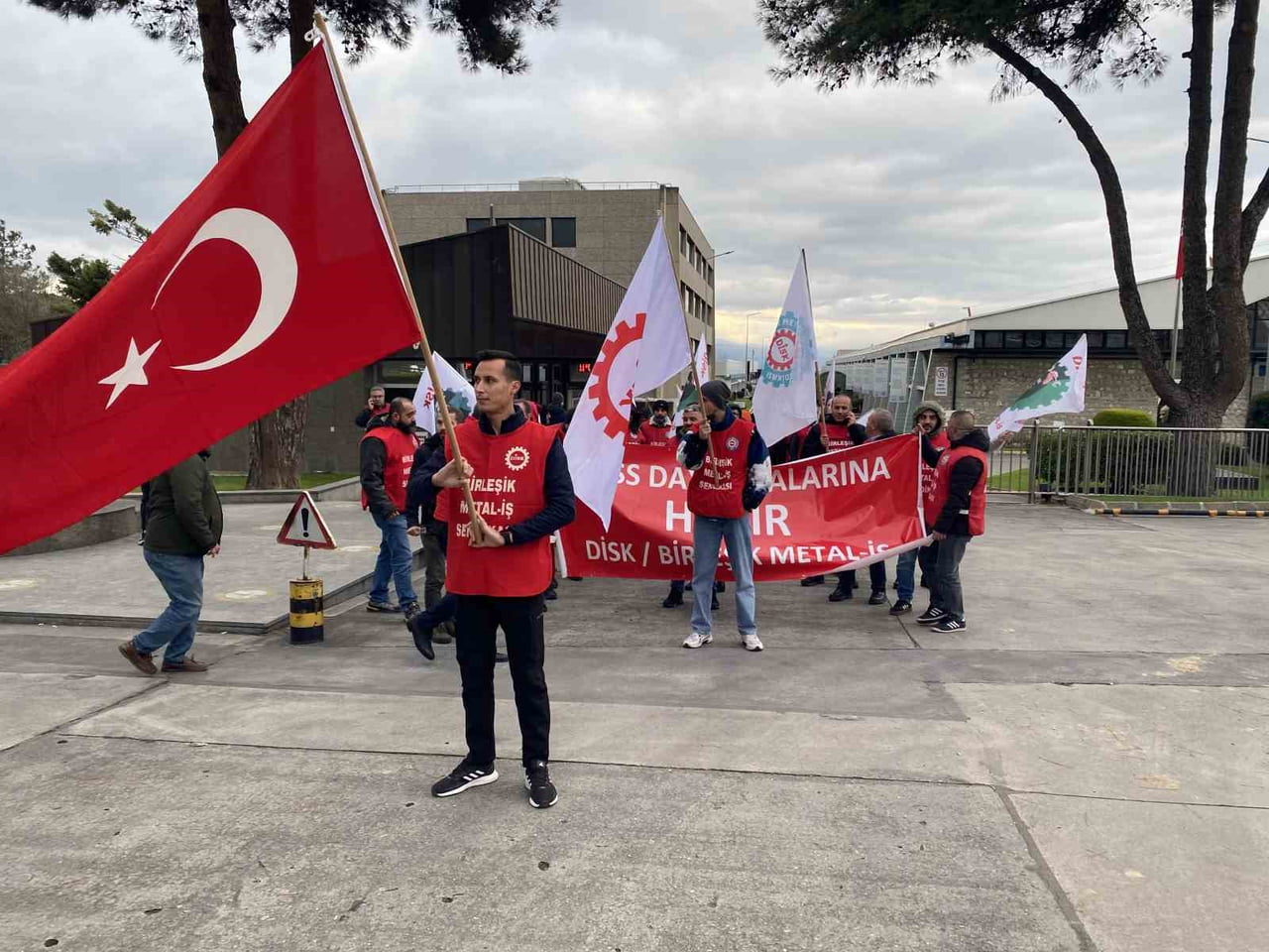 BURSA’DA BİRLEŞİK METAL-İŞ SENDİKASI ÜYESİ PRYSMİAN FABRİKASI İŞÇİLERİ, MESS GRUP TOPLU İŞ...