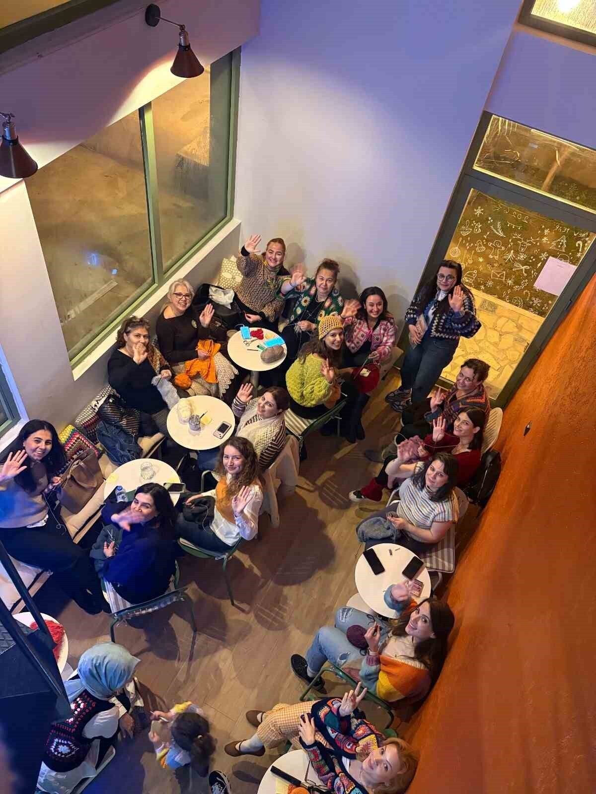 BURSA’DA ÖRGÜ KONSEPTİYLE DİKKAT ÇEKEN REGLAN KAFE’DE DÜZENLENEN "ÖRGÜNÜ GİY GEL" YARIŞMASINDA, 24...