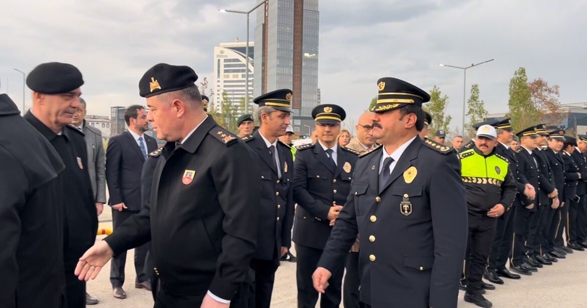 BURSA EMNİYETİ ARAÇ FİLOSUNU GÜÇLENDİRDİ: 119 YENİ ARAÇLA GÖVDE GÖSTERİSİ