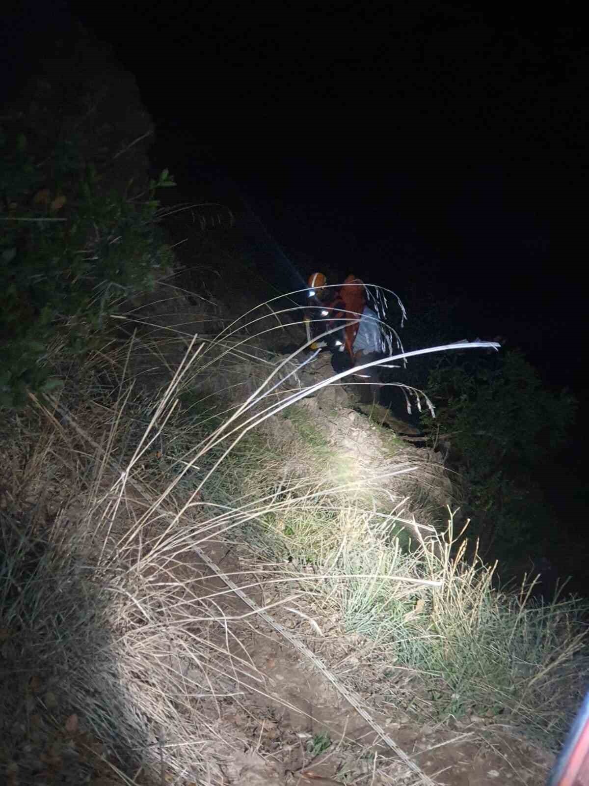 BURSA’NIN GÜRSU İLÇESİNDE ORMANLIK ALANDA MAHSUR KALAN 58 YAŞINDAKİ VATANDAŞ, İTFAİYE, UMKE VE...