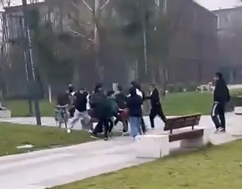 BURSA’NIN İNEGÖL İLÇESİNDE İKİ GENÇ GRUP ARASINDA ÇIKAN KAVGA, AMATÖR KAMERAYA YANSIDI.