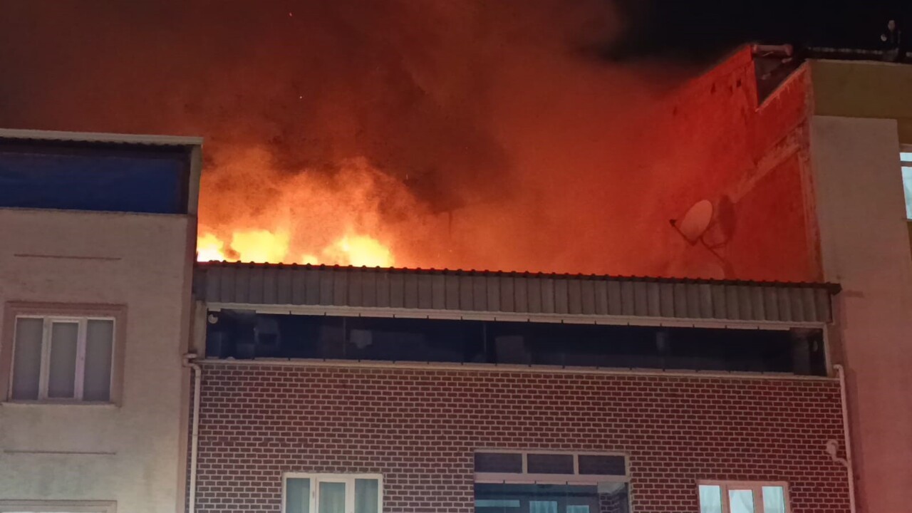 BURSA’NIN İNEGÖL İLÇESİNDE İKİ KATLI EVİN ÇATISINDA ÇIKAN YANGIN KORKU DOLU ANLAR YAŞATTI....