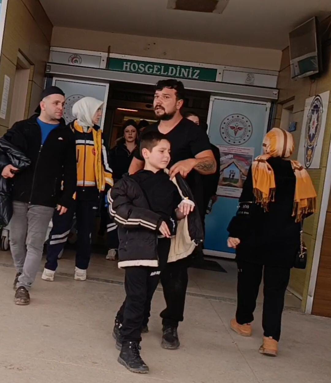 BURSA’NIN İNEGÖL İLÇESİNDE NACAKLA OYNAYAN KÜÇÜK ÇOCUĞUN PARMAĞI KOPMA NOKTASINA...