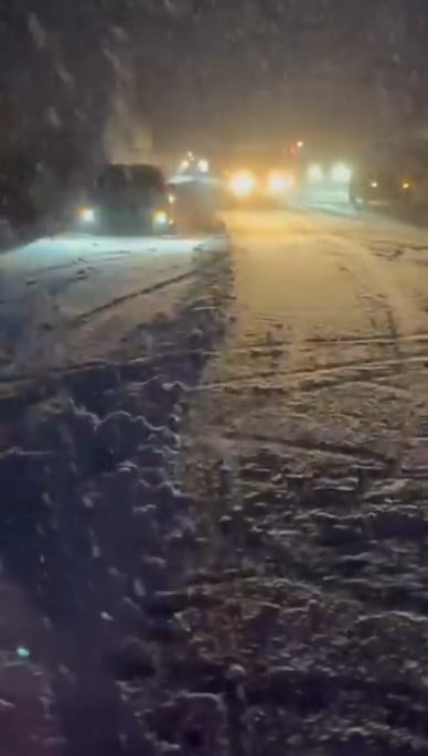 BURSA’NIN İNEGÖL İLÇESİNDE OYLAT KAPLICALARI YOLU, YOĞUN KAR YAĞIŞI NEDENİYLE ULAŞIMA KAPANDI. KAR...