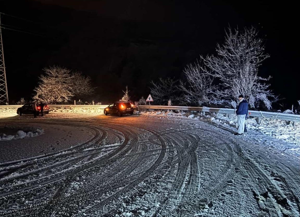 BURSA’NIN İNEGÖL İLÇESİNDE OYLAT KAPLICALARI YOLU, YOĞUN KAR YAĞIŞI NEDENİYLE ULAŞIMA KAPANDI. KAR...