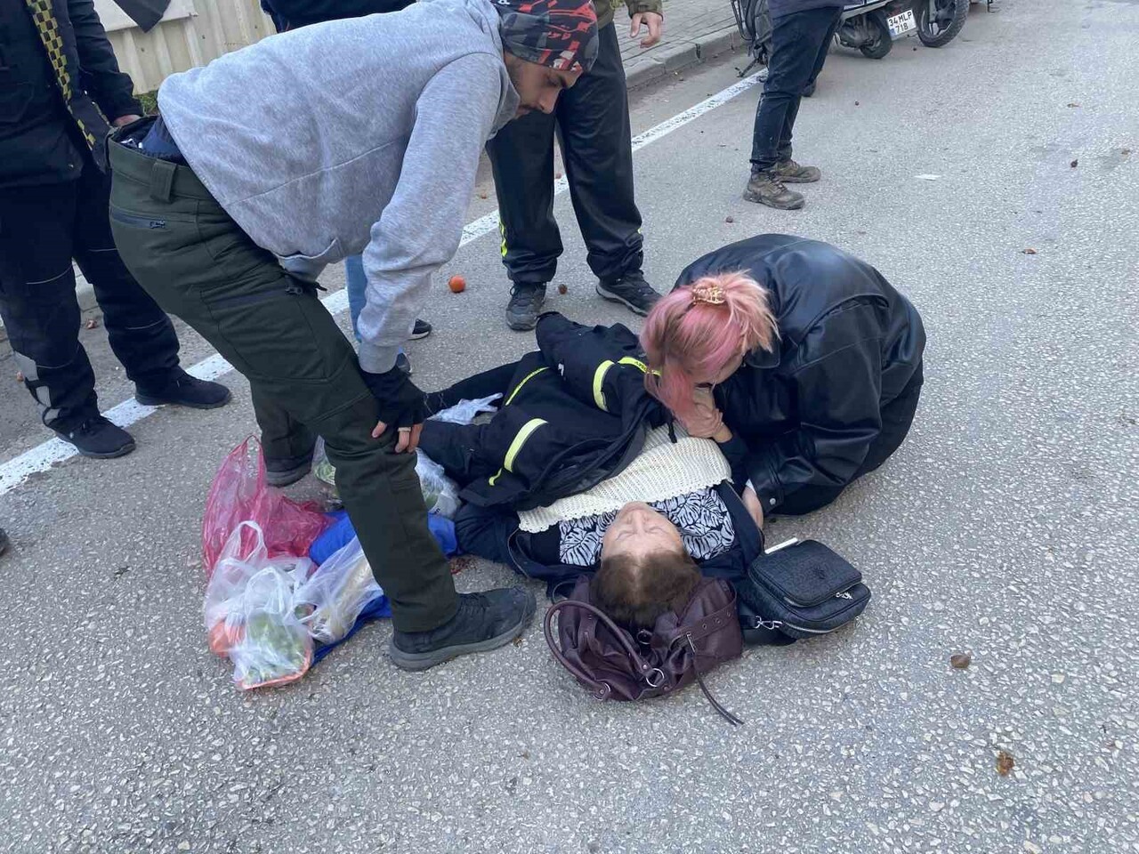 BURSA’NIN MUDANYA İLÇESİ GÜZELYALI YALI MAHALLESİ DÖRTÇELİK CADDESİ ÜZERİNDE MEYDANA GELEN TRAFİK...