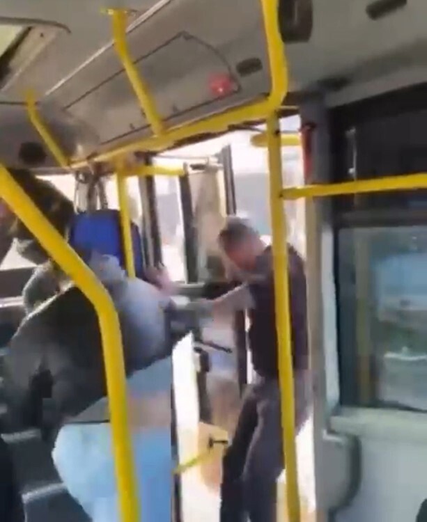 BURSA’NIN NİLÜFER İLÇESİNDE ŞEHİR İÇİ YOLCU OTOBÜSÜNDE YER VERME MESELESİ NEDENİYLE ÇIKAN...