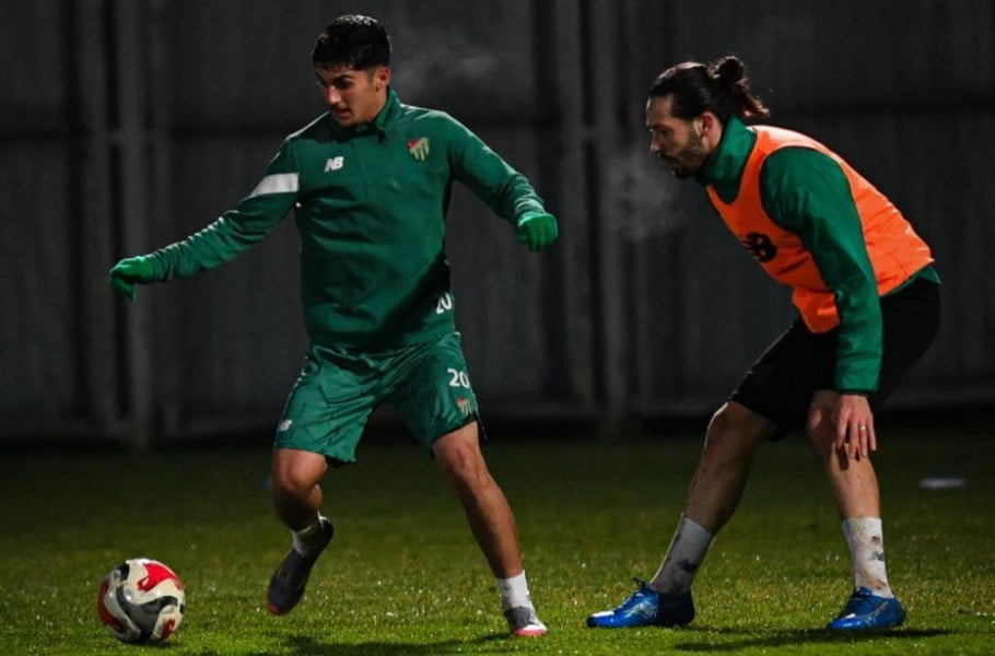 BURSASPOR, SABAH SALON ÇALIŞMASININ ARDINDAN AKŞAM ANTRENMANIYLA DEVRE ARASI HAZIRLIKLARINI...