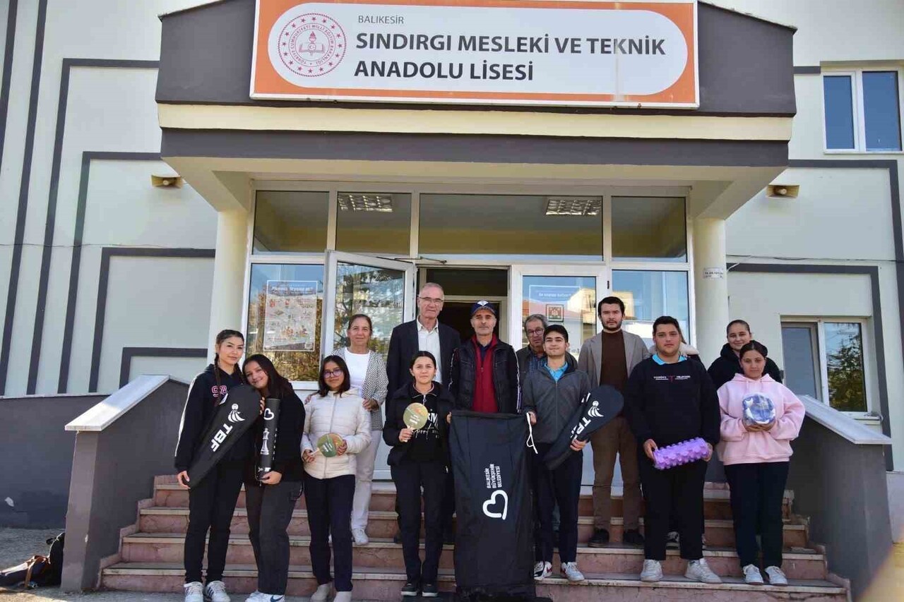 BÜYÜKŞEHİR’DEN OKULLARA SPOR EKİPMANI DESTEĞİ