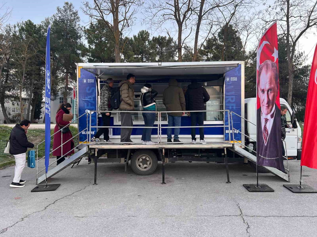 BÜYÜKŞEHİRDEN ÖĞRENCİLERE SICAK ÇORBA