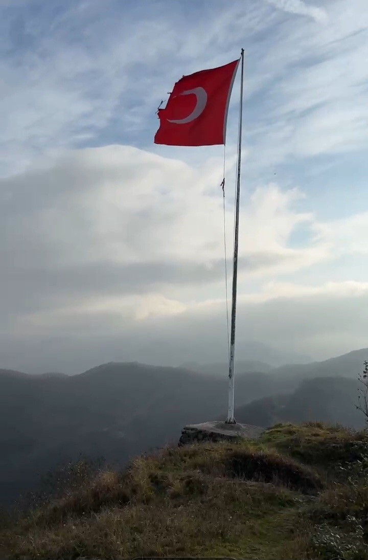 ÇANAKÇI İLÇESİNDEKİ KARINCA KALESİ'NİN ZİRVESİNDE BULUNAN TÜRK BAYRAĞI YIPRANDI. BÖLGE SAKİNLERİ...