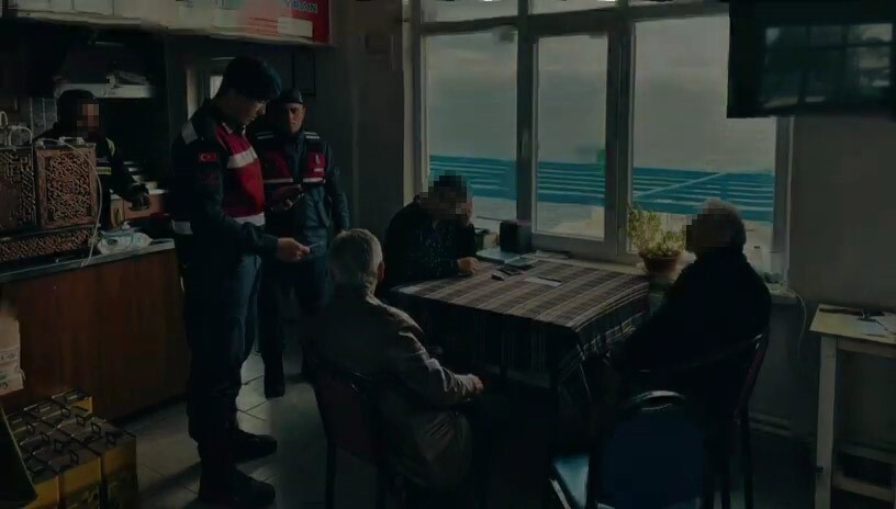 ÇANAKKALE'DE JANDARMA EKİPLERİNCE "TÜRKİYE GÜVEN VE HUZUR UYGULAMASI" GERÇEKLEŞTİRİLDİ.