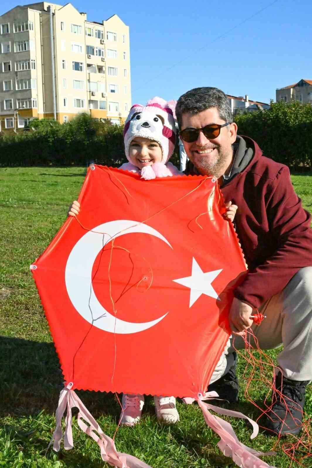 ÇANAKKALE’DE EMNİYET EKİPLERİ DÜZENLEDİKLERİ UÇURTMA ŞENLİĞİ İLE ÇOCUKLARLA BİR ARAYA...