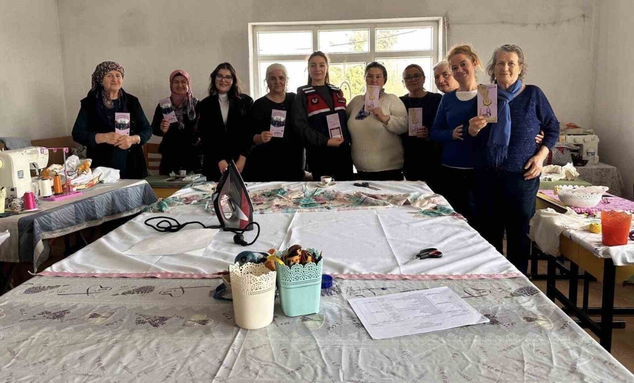 ÇANAKKALE’DE JANDARMA EKİPLERİNCE ‘KİŞİSEL GÜVENLİK VE SUÇTAN KORUNMA YÖNTEMLERİ’, ‘KADIN DESTEK...