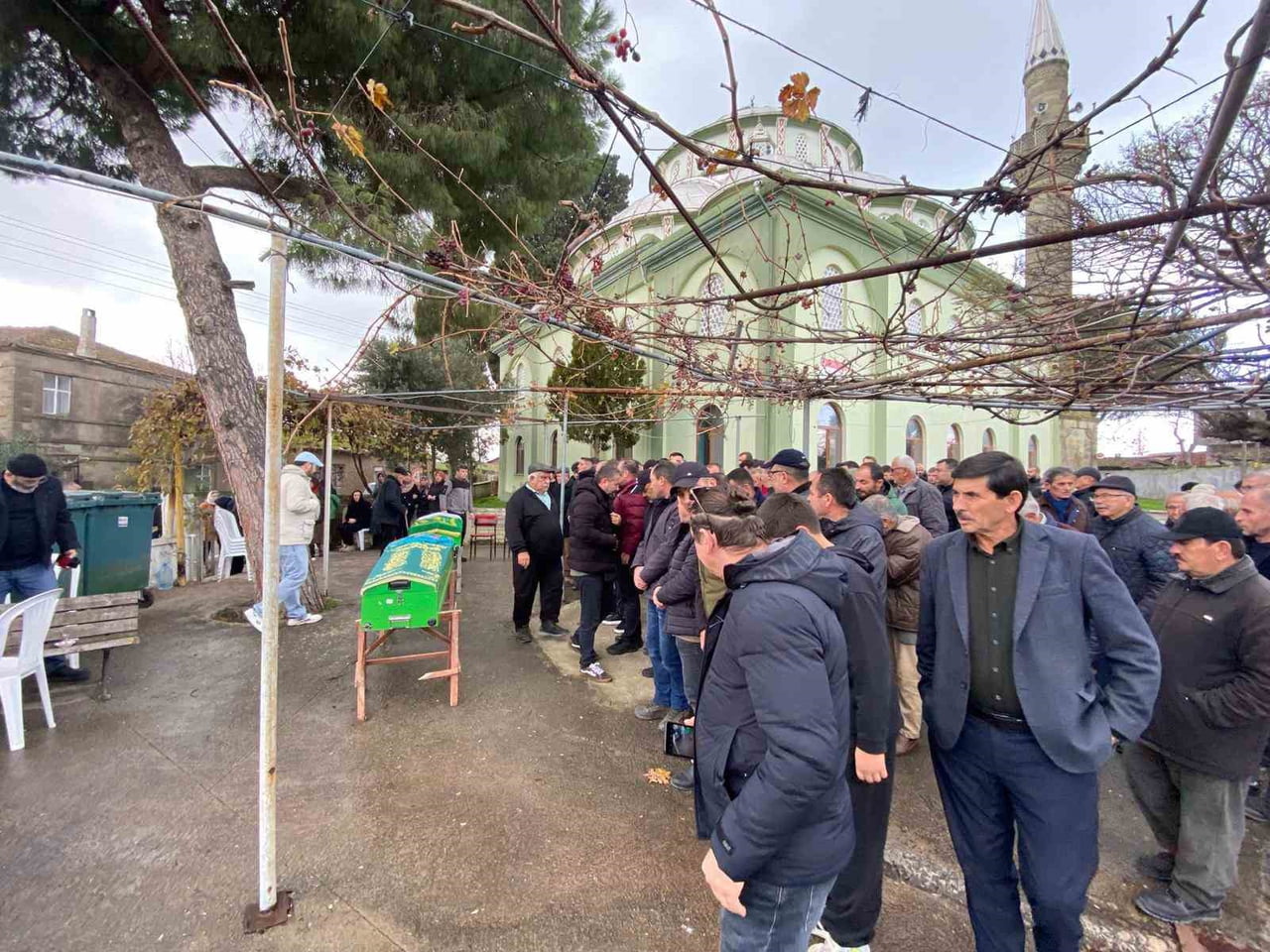 ÇANAKKALE’DE POLİSTEN KAÇMAK İÇİN TERS YÖNDEN GELEN ARAÇ İLE ÇARPIŞAN ARABADA HAYATINI KAYBEDEN...