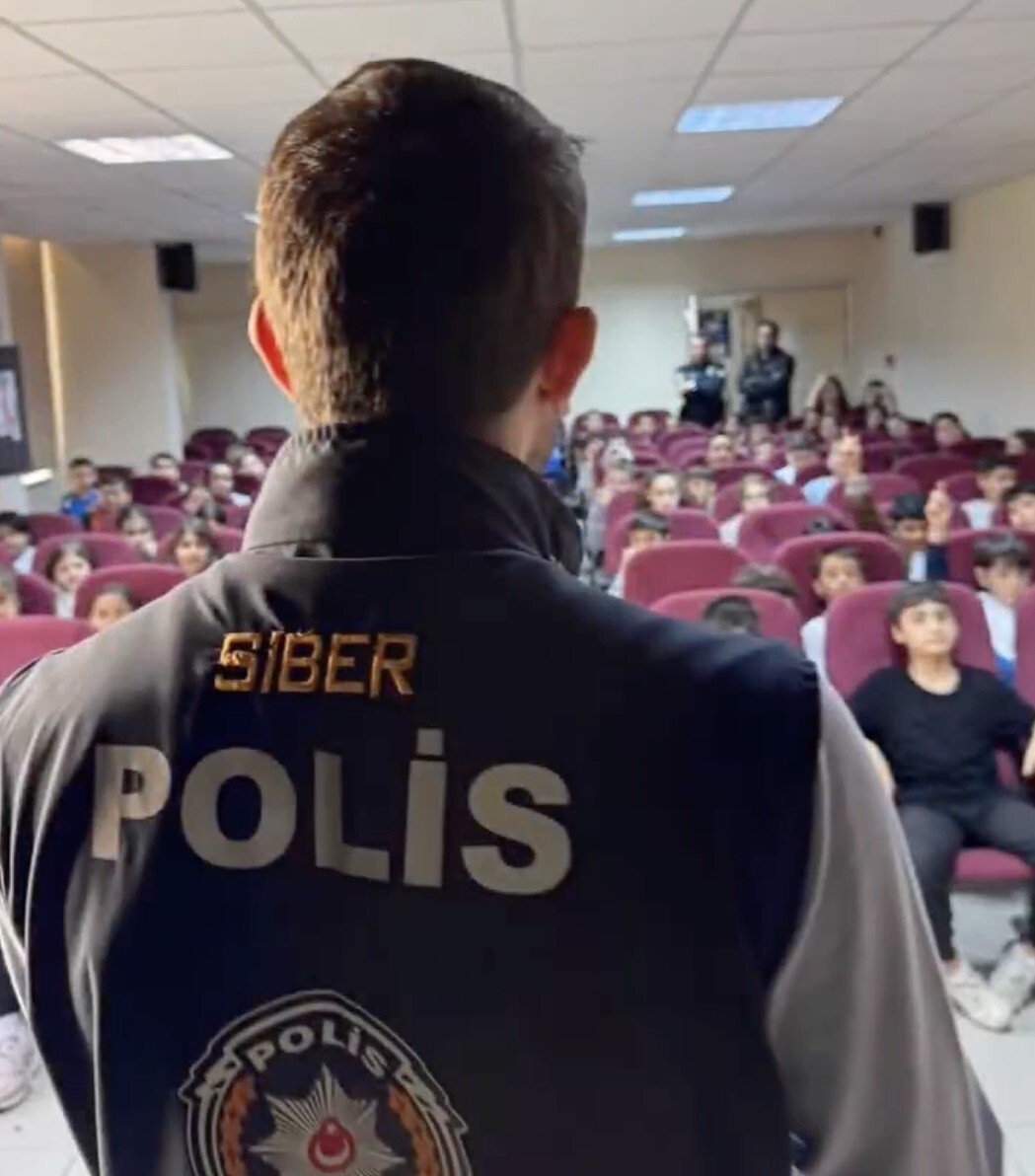 ÇANAKKALE’NİN ECEABAT İLÇESİNDE EMNİYET EKİPLERİNCE ORTAOKUL VE LİSE ÖĞRENCİLERİ ÇEŞİTLİ KONULARDA...