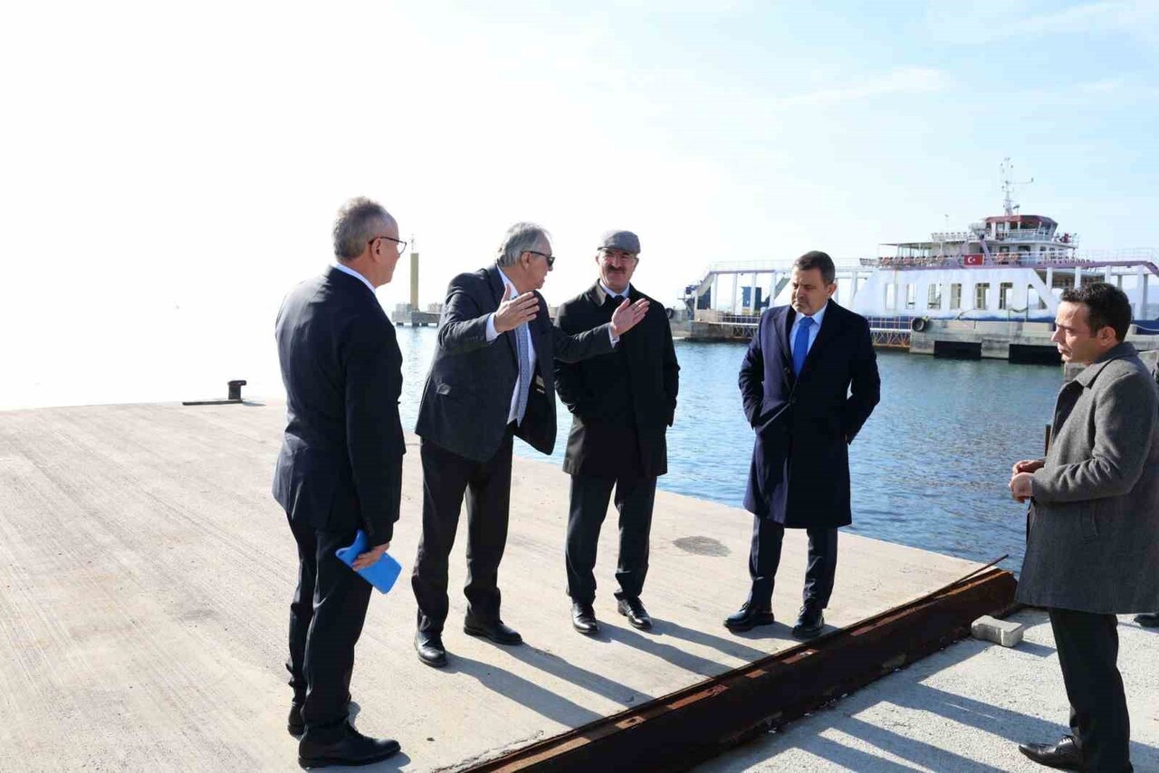 ÇANAKKALE’NİN GELİBOLU İLÇESİNDE YAPIM AŞAMSI DEVAM EDEN FERİBOT İSKELESİ İL PROTOKOLÜ TARAFINDAN...