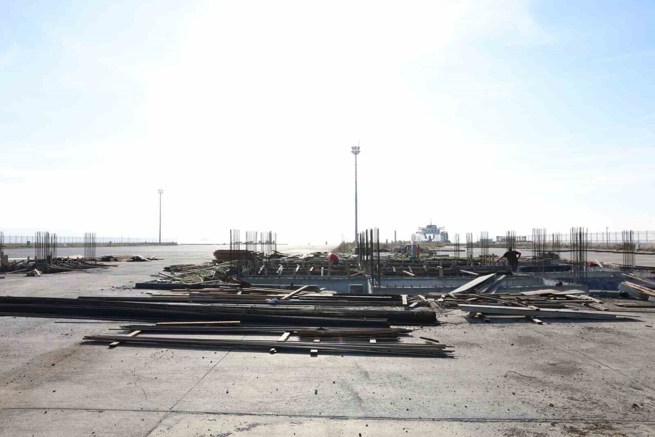 ÇANAKKALE’NİN GELİBOLU İLÇESİNDE YAPIM AŞAMSI DEVAM EDEN FERİBOT İSKELESİ İL PROTOKOLÜ TARAFINDAN...