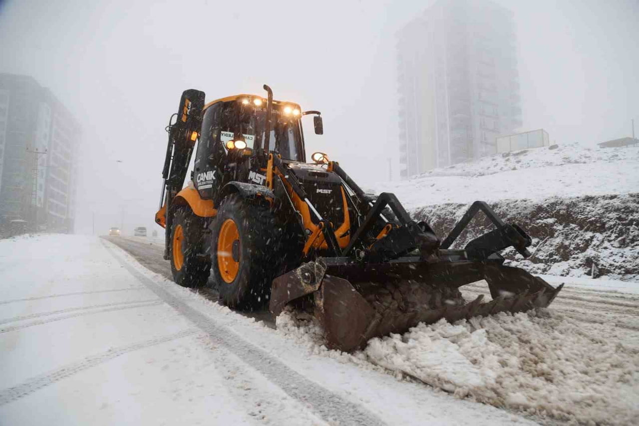 CANİK BELEDİYESİ, İLÇENİN YÜKSEK KESİMLERİNDE ETKİLİ OLAN KAR YAĞIŞLARINA KARŞI SAHADA...